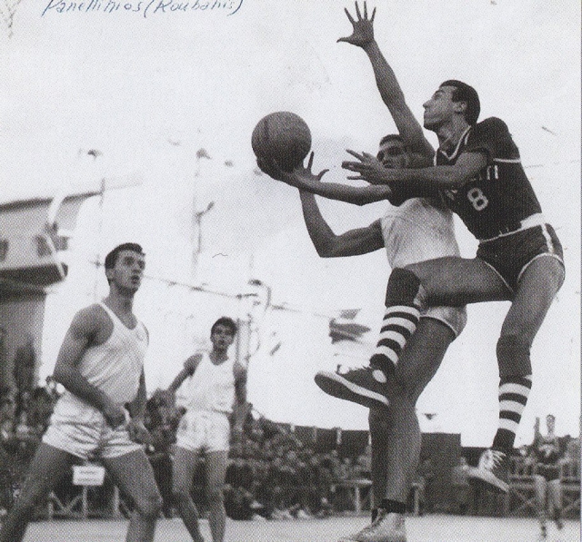 Sottomano acrobatico di Sandro Gamba contro i greci del Panellīnios; sullo sfondo Pieri